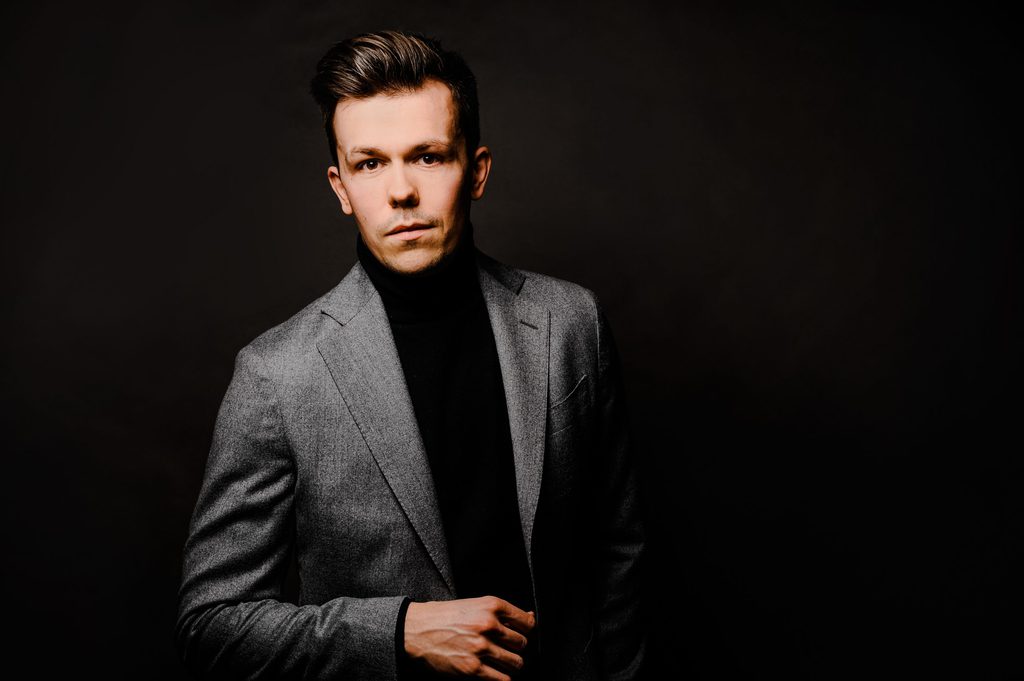 Hochwertiges Business-Porträt eines jungen Mannes in Anzug bei Photogenika München.