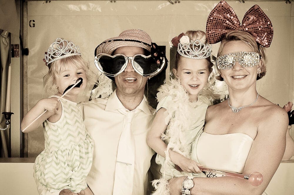Lustige Familienfotografie im Fotostudio München mit bunten Kostümen und Accessoires. Perfekt für kreative Fotoshootings und besondere Erinnerungen.