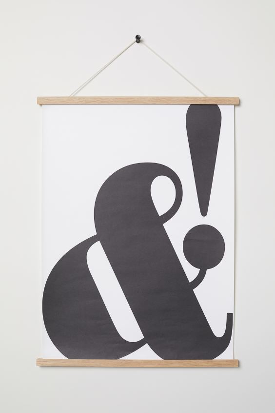 Moderne schwarze und weiße Kunst-Poster im Fotostudio München, ideal für kreative Fotoshootings und stilvolle Raumgestaltung.