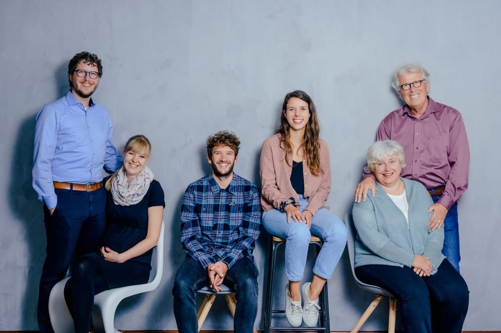 Professionelle Familienfotoaufnahme im Fotostudio München, moderne Kulisse, freundliches Team, hochwertige Porträtfotografie, perfekte Familienportraits in München.