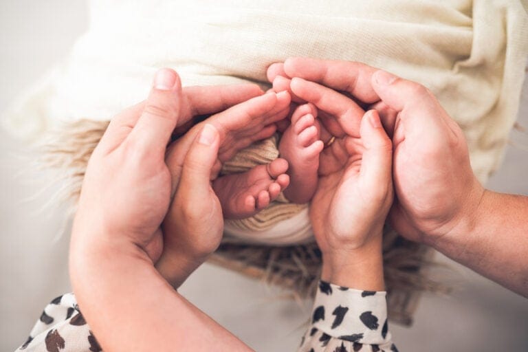 zarte Babyfüße und Hände der Eltern, liebevolle Familienmomente, Baby und Eltern, Geburtenfotografie