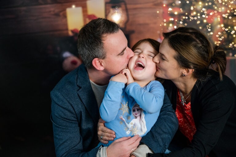 Lachen, Liebe, Familie, weihnachtliche Festtagsstimmung, Kinder, Baby, Eltern, festliche Atmosphäre, Weihnachtsbaum, Familienzeit