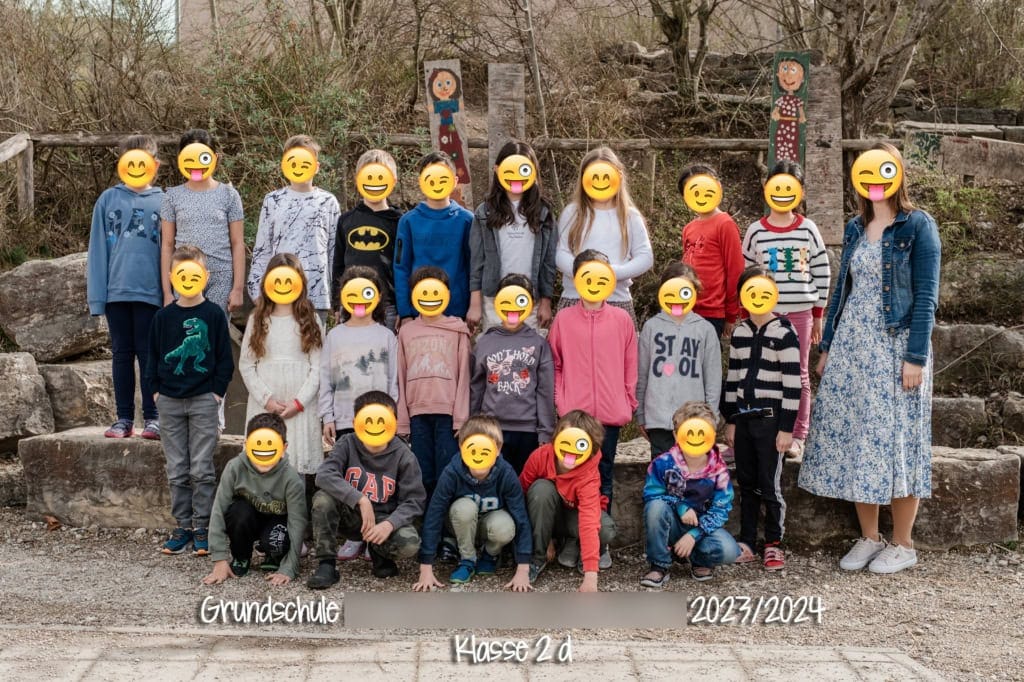 Lächelnde Grundschulkinder in Hase 2d auf Schulhof, Klasse 2023/2024, bei Spaziergang.