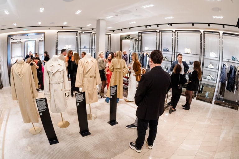 Elegante Einkaufsszene in modebewusstem Kaufhaus mit Kunden und Schuhregalen