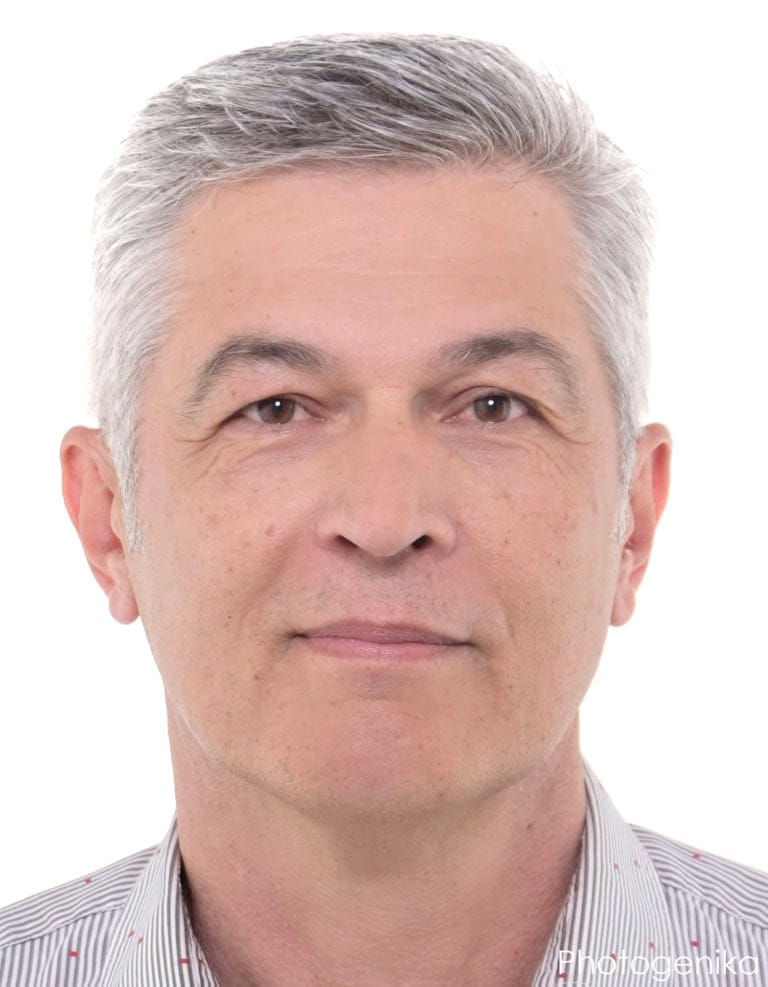 Biometrisches Passfoto eines Mannes mit grauen Haaren im gestreiften Hemd.