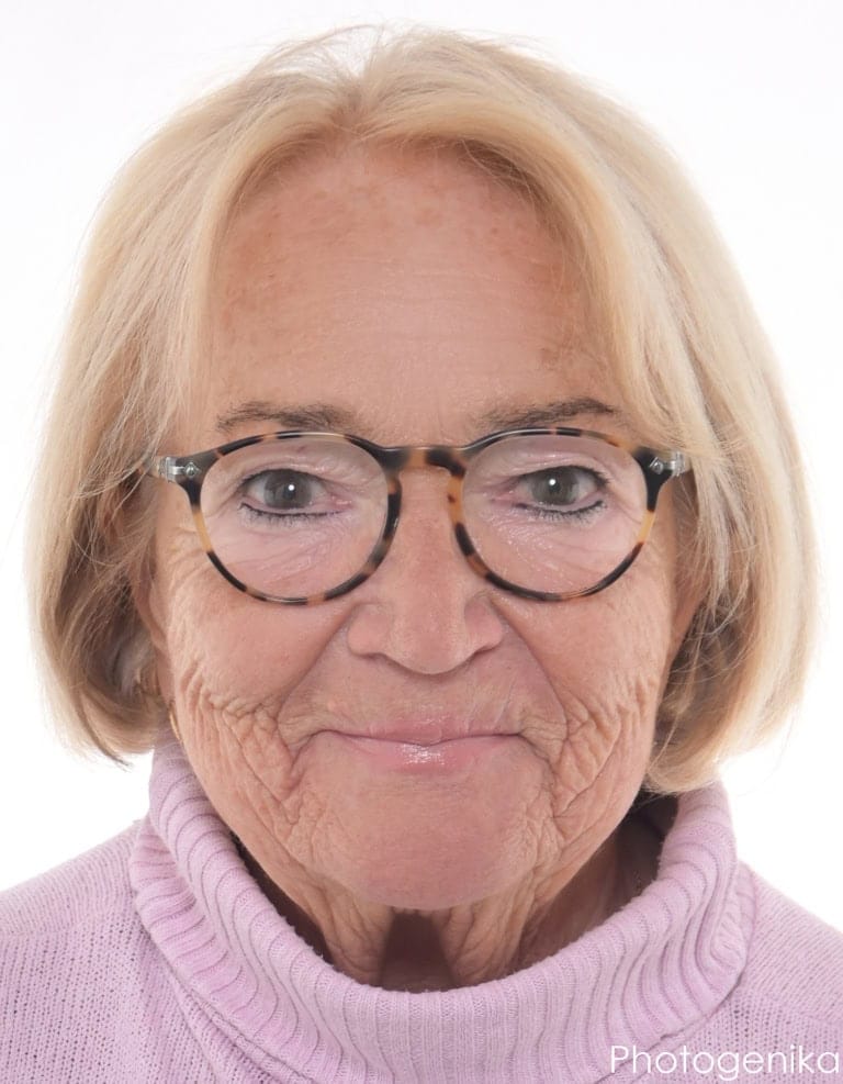 Biometrisches Passbild einer Dame mit Brille und blonden Haaren.